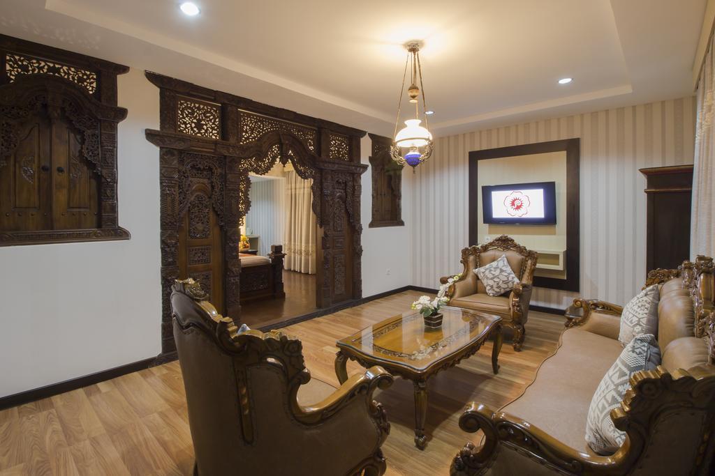 فندق Grand Puri Saron يوغياكارتا المظهر الخارجي الصورة