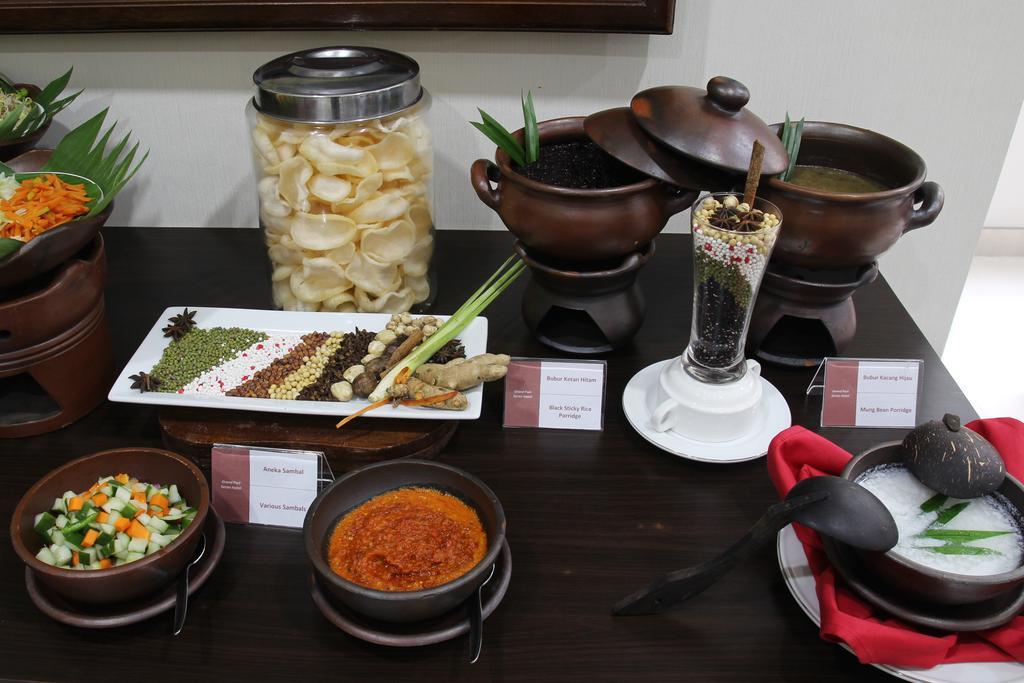 فندق Grand Puri Saron يوغياكارتا المظهر الخارجي الصورة